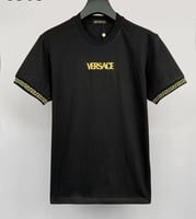 تيشيرت فيرزاتشي الفاخر بشعار ذهبي مطرز