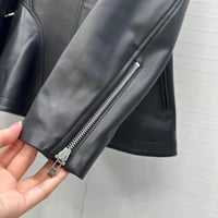 جاكيت من الجلد بحافة جرسية من الايا