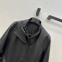 جاكيت من الجلد بحافة جرسية من الايا