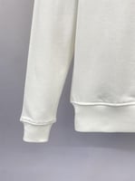 تيشيرت ميو ميو مزين بشعار الماركة