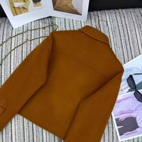 قميص Miu Miu المطرز بشعار الماركة بأكمام واسعة