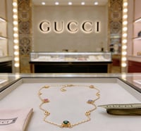 عقد غوتشي المتشابك مع الأحجار الكريمة