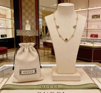 عقد غوتشي المتشابك مع الأحجار الكريمة