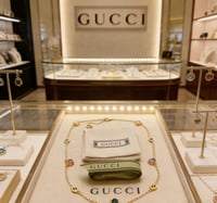 عقد غوتشي المتشابك مع الأحجار الكريمة