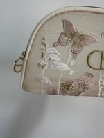 شنطة ميك أب من ديور بنقشة وورود