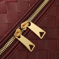 شنطة مجدولة من بوتيغا باللون البرغندي الساحر