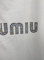 تيشيرت ميو ميو مزين بشعار الماركة