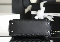 شنطه شانيل كافيار مبطنة باللون الأسود لمسة فينتاج...