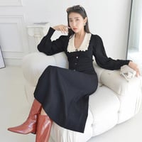 فستان ساندرو ميدي أسود محبوك بياقة بيضاء متباينة