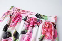 طقم من توب قصير وتنورة طويلة بنقشة الورود من دولتش...