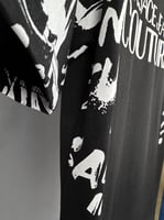 تيشيرت فيرساتشي جينز كوتور بطبعة فنية