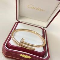 سوار كارتييه بمنحنى مسمار