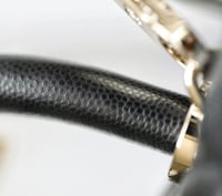 شنطه شانيل كافيار مبطنة باللون الأسود لمسة فينتاج...