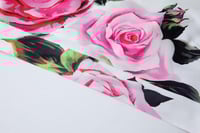 طقم من توب قصير وتنورة طويلة بنقشة الورود من دولتش...