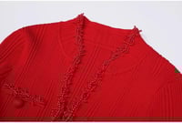 فستان سيلف بورتريه المحبوك بتطريز اللؤلؤ الأحمر