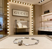 سوار غوتشي - أيقوني مطلي بالذهب الأبيض