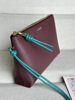 لويفي شنطة جلدية بعقدة على شكل حرف T