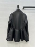 جاكيت من الجلد بحافة جرسية من الايا