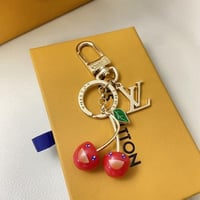 ميدالية LV كرزية مرحة