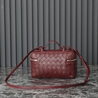 شنطة مجدولة من بوتيغا باللون البرغندي الساحر