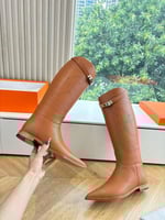 بوت جلدي فاخر بلمسة فخامة خالدة من هيرميس