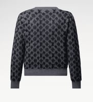 كنزة "فلايت مود" بنقشة مونوجرام بتأثير مخملي فاخر