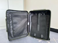 حقيبة السفر الفاخرة من ريموا باللون الزيتي