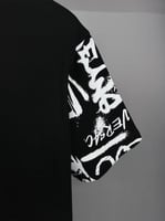 تيشيرت فيرساتشي جينز كوتور بطبعة فنية