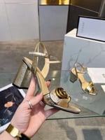 صندل قوتشي جلدي باللون الذهبي المعدني