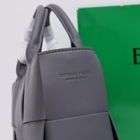 بوتيغا فينيتا أركو الصغيرة من الجلد المنسوج