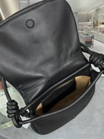 شنطة بايسو من لويفي جلد ملس