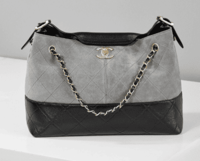 شنطه شانيل جلد مبطن باللونين الرصاصي والأسود