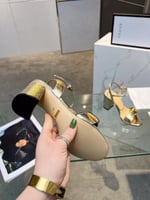 صندل قوتشي جلدي باللون الذهبي المعدني