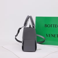 بوتيغا فينيتا أركو الصغيرة من الجلد المنسوج