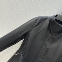 جاكيت من الجلد بحافة جرسية من الايا