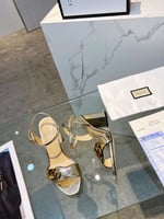 صندل قوتشي جلدي باللون الذهبي المعدني