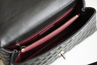 شنطه شانيل كافيار مبطنة باللون الأسود لمسة فينتاج...