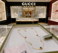 عقد غوتشي المتشابك مع الأحجار الكريمة