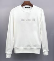 تيشيرت ميو ميو مزين بشعار الماركة