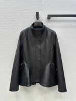 جاكيت من الجلد بحافة جرسية من الايا