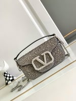 شنطة يد من فالنتينو مرصّع بالكريستال الراقي