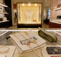 عقد غوتشي المتشابك مع الأحجار الكريمة