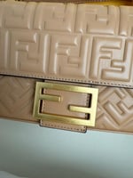 شنطة فيندي باغيت بقلاب بطبعة FF بني مع ذهبي