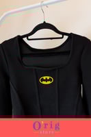 توب نسائي كم طويل بشعار باتمان