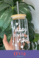 كوب زجاجي مع مصاص بعبارة لطيفة