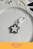 سلسلة مفاتيح بتصميم نجمة بيضاء (قطعة واحدة)