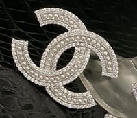 بروش شانيل مطلي ذهب جودة عاليه