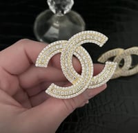 بروش شانيل مطلي ذهب