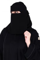 نقاب بدون اسم وسط مغاط