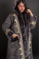 فروة نسائي قماش مخمل تطريز مغربي مع قبعه